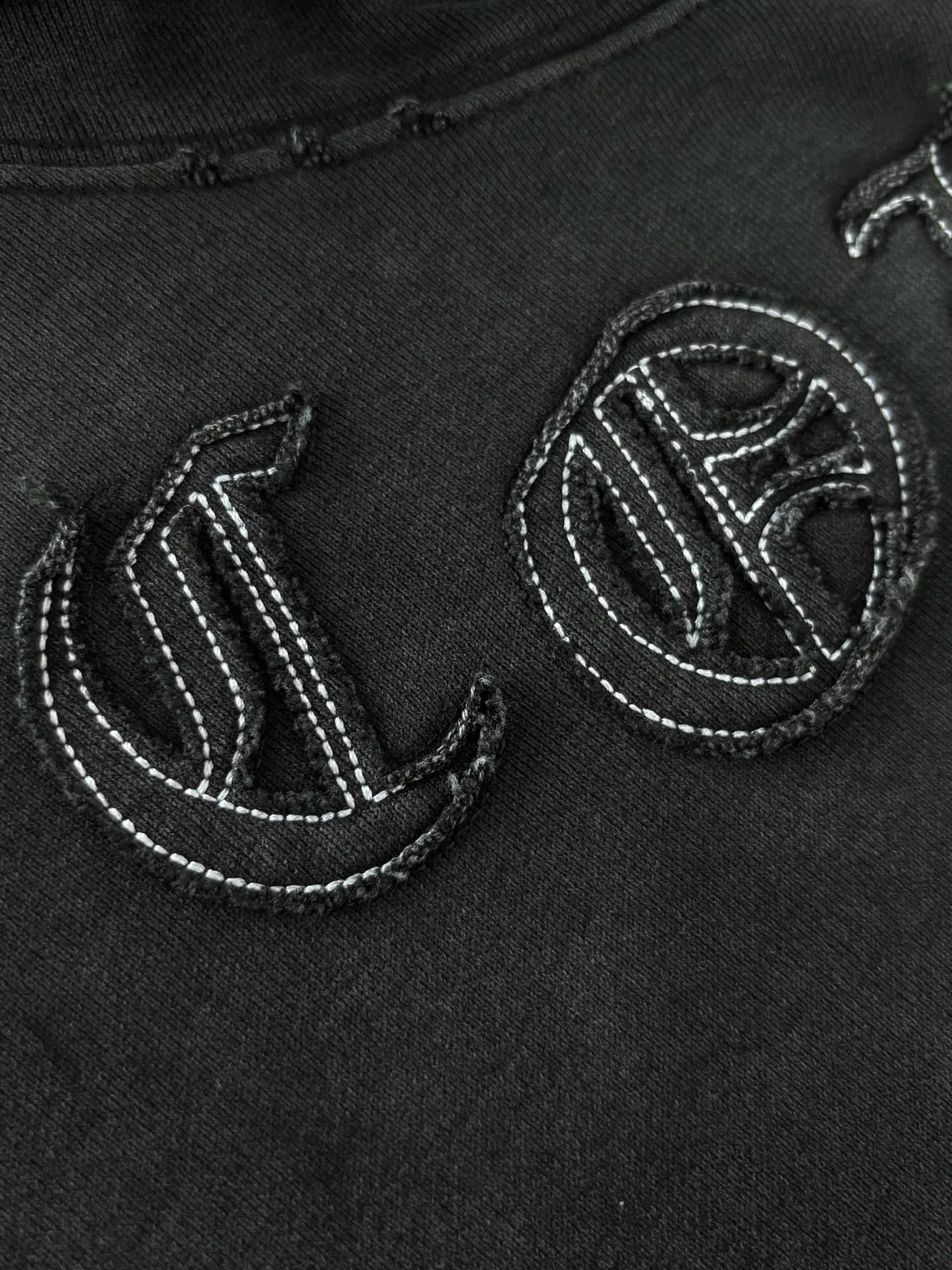 P340 [Higher version] Chrome Hearts*Chrome heart patch embroidered horseshoe logo‼ ️Hooded sweatshirt *Made of 430g pure cotton sweatshirt fabric with double yarns. The fabric is woven with double yarns and twisted together. The strength is 40% higher than that of single yarns, forming a three-dimensional texture similar to the texture of tripe. It not only maintains the moisture absorption and breathability of pure cotton, but also achieves "softness and not collapse" through double yarn thickening. The whole strip of Maliu scanning spray technology uses the washing process to produce a natural fading effect in parts, and the os version has a more lazy and loose feeling. *Laser burnt patch embroidery➕Frayed process: micro-label on the chest patch, large logo horseshoe pattern on the back, heavy laser burnt three-dimensional patch embroidery pattern design, washed and frayed, and the overall garment presents a lazy style. *Whether it is daily outings or sports and fitness, you can show your trendy attitude and become the focus of the street. Same style for men and women 𝐂𝐎𝐋𝐎𝐔𝐑: white, blue, black 𝐒𝐈𝐙𝐄: S-XL